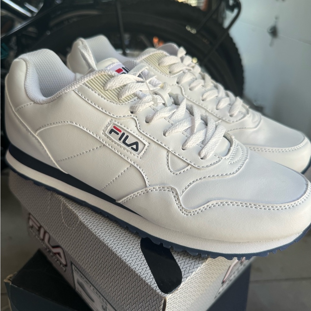 New FILA Men’s Memory Cress Sneakers with Memory Foam, Size 9 US